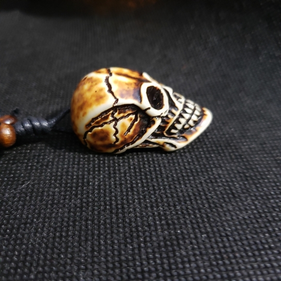 Women's NWT Carved Skull Adjustable Necklace - Picture 5 of 8